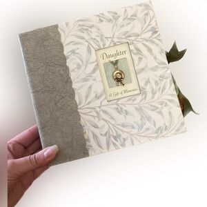Daughter: A Gift of Memories Keepsake Book and Photo Album